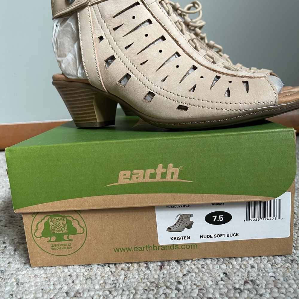 Earth Women's Kristen Nude Soft Nubuck Shoes Size 7.5. Never been worn.